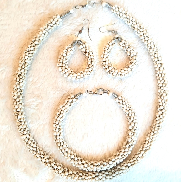 Beaded set of bracelet,earrings and necklace - Picture 2 of 2